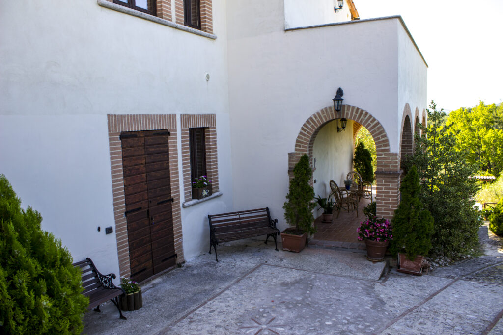 Il Poggio degli Ulivi - Ingresso Camera Narni lato sud ed ingresso portico